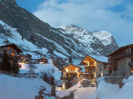 Club med val d'isere at night