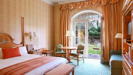 Disneyland Hotel old bedroom before refurbishment