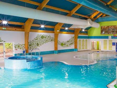 Jacuzzi and swimming pool at Hoburne Bashley Holiday Park