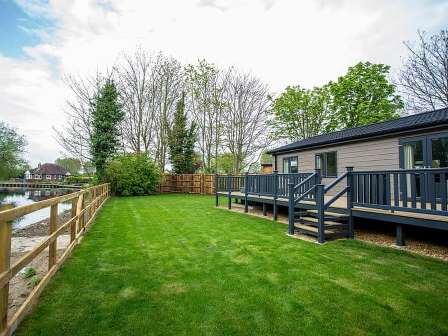 Lodge with hot tub at Lee Valley Caravan Park