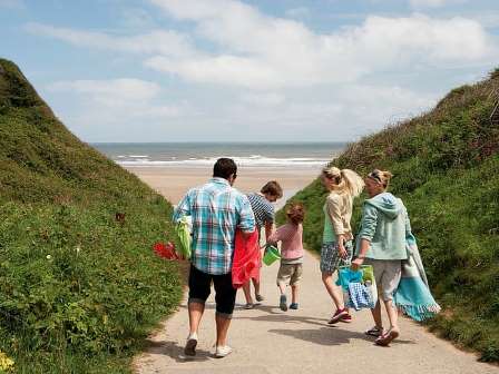 Beach walk to Haven Primrose Valley Holiday Park