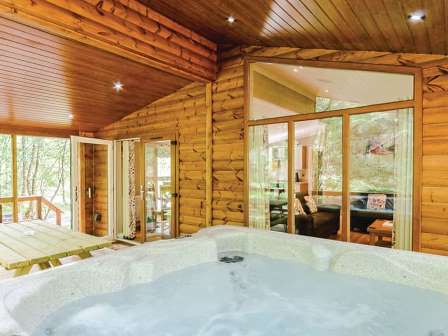 Hot tub lodge at Quarry Walk Park