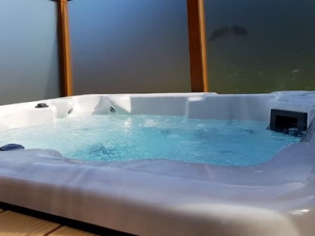 Hot tub at Sandy Meadows Lodge Park