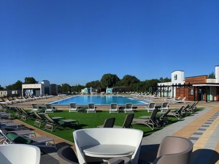 Lido at Tattershall Lakes Holiday Park